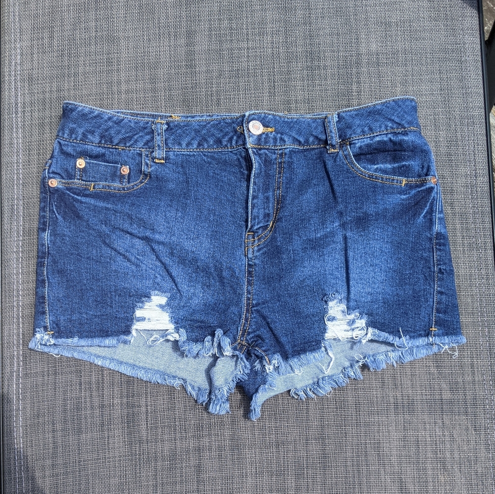 Distressed Jean Short EUC